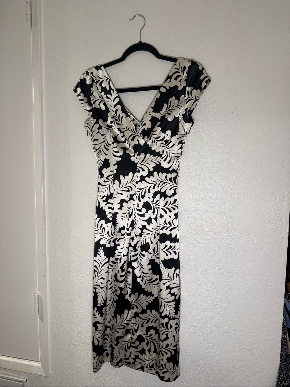 Maggy London Black & Cream V-Neck Sheath Dress